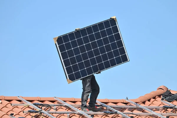 Stavební Dělník Nosí Solární Panel Před Instalací Střechu Jednotlivého Domu — Stock fotografie