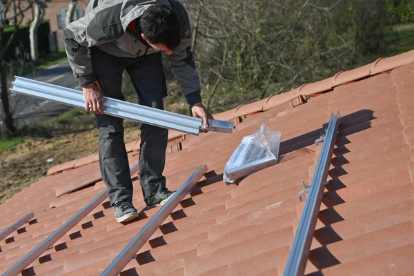 Çatıya alternatif enerji fotovoltaik güneş panelleri kuruluyor 