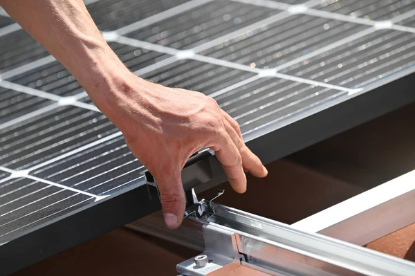 Bouwvakker Die Metalen Infrastructuur Installeert Voordat Alternatieve Energie Fotovoltaïsche Zonnepanelen — Stockfoto