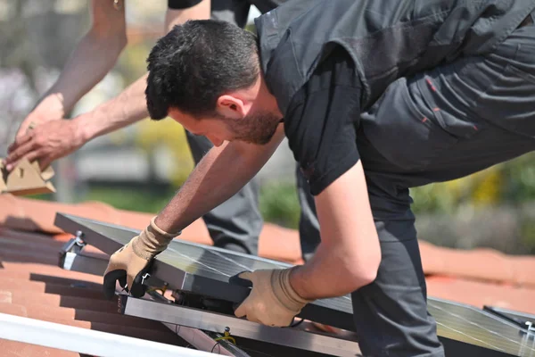 Trabajadores Construcción Que Instalan Paneles Solares Fotovoltaicos Energía Alternativa Techo —  Fotos de Stock