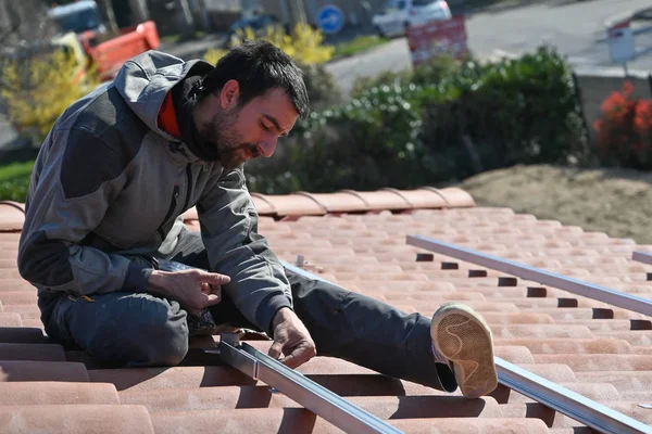 대체 에너지 태양 전 지판을 지붕에 설치 — 스톡 사진