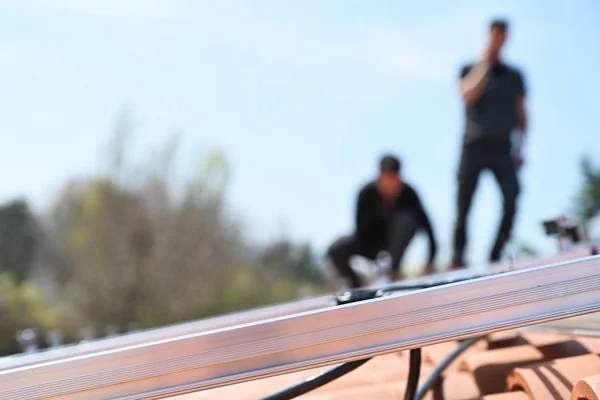 Trabajadores Construcción Que Fijan Paneles Solares Fotovoltaicos Energía Alternativa Techo —  Fotos de Stock