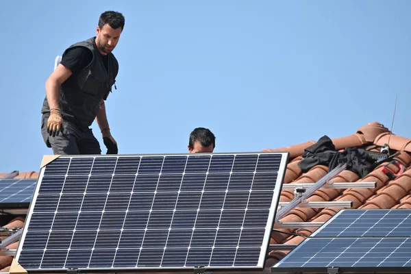 Trabajadores Construcción Que Instalan Paneles Solares Techo Una Casa Individual Fotos de stock