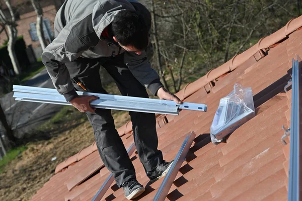 Instalación de paneles solares fotovoltaicos de energía alternativa en el techo —  Fotos de Stock