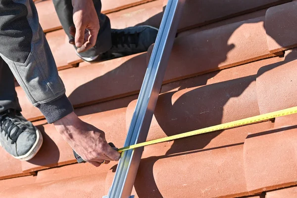 Kırmızı kiremitli çatıya alternatif enerji fotovoltaik güneş panelleri yerleştiriliyor