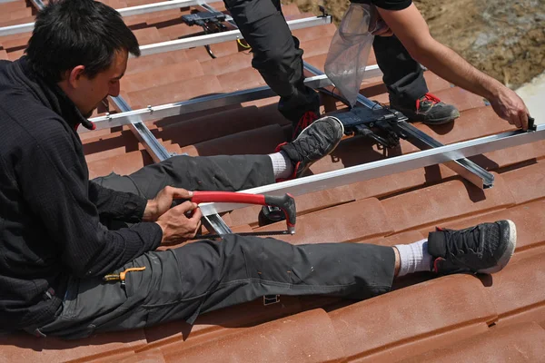 Trabajadores Que Instalan Paneles Solares Tejados Residenciales Cortando Tren Fijación —  Fotos de Stock