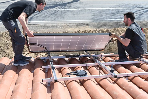 Munkavállaló Telepítése Alternatív Energia Fotovoltaikus Napelemek Tetőn Piros Csempe — Stock Fotó