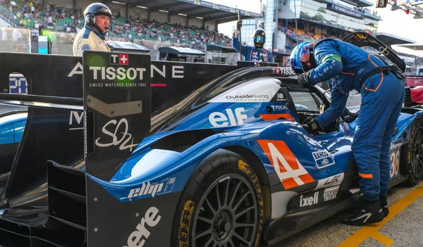 Le Mans / Fransa - 13-14 Haziran 2017: 24 saat Le Mans, Alpine A470-Gibson sürücü değişimi için mola verdi