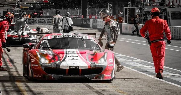 Le Mans / France - 13-14 de junio 2017: 24 horas de Le Mans Ferrari 488 Gte Am equipo en la parada de la piscina. Fotos de stock libres de derechos