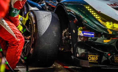 Le Mans / Fransa - 13-14 Haziran 2017: 24 saatlik Le Mans lastiği değişimi Ferrari pit stopunda