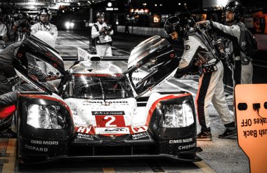 Le Mans / Fransa - 13-14 Haziran 2017: 24 saat Le Mans Porsche takımı Lmp1 sürücü değişimi için mola verdi