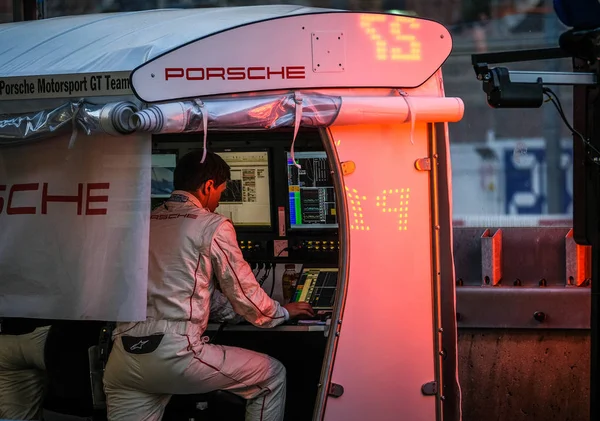 Le Mans / França - 13 a 14 de junho de 2017: 24 horas da equipe Le Mans Porsche em stand à noite — Fotografia de Stock