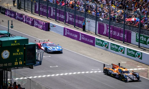 Le Mans / Francie - 13. až 14. června 2017: 24 hodin Le Mans během nedělní závody 1 hodinu před příjezdem — Stock fotografie