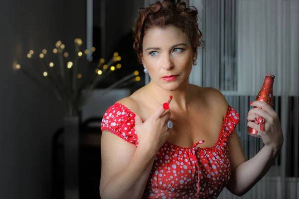 Pırlanta gibi bir mücevheri olan göz kamaştırıcı bir güzelliği var. Elinde parlak bir su şişesi var.