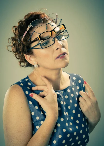 Severaal gözlük sunan güzel glamour kıdemli kadın close-up portre
