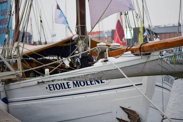 Le Havre / France  - November  05 2017: Transat Jacques Vabre, Etoile Molene, french dundee tuna boat in Le Havre harbor —  Fotos de Stock
