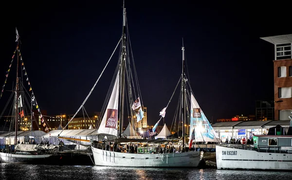 Le Havre / France - 05 de noviembre de 2017: Transat Jacques Vabre, Etoile Molene, lancha de atún de la mazmorra francesa por la noche en el puerto de Le Havre. — Foto de Stock