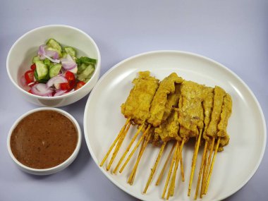 Bazı sebze ve sos ile Domuz Satay kebap.