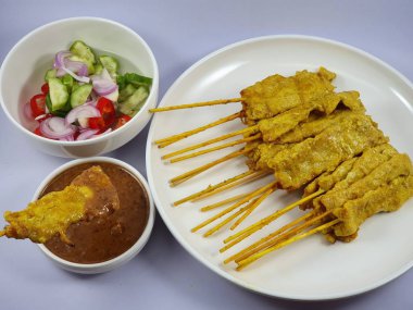 Bazı sebze ve sos ile Domuz Satay kebap.