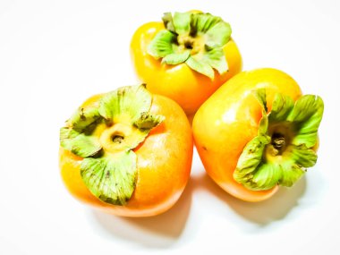 Beyaz arka planda izole edilmiş taze olgun hurma ağaçları.