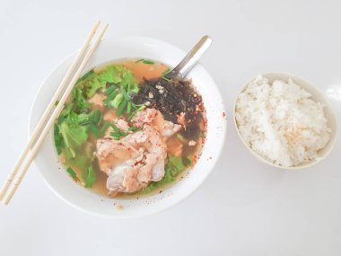 Buğulanmış pirinç ile Congealed domuz kanı ile Tay Tarzı Berrak Çorba. Tay Geleneksel haşlanmış çorba domuz kan kaynağı. Lezzetli Tay kahvaltısı.