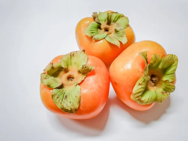 Verse Rijpe Persimmons Geïsoleerd Witte Achtergrond — Stockfoto