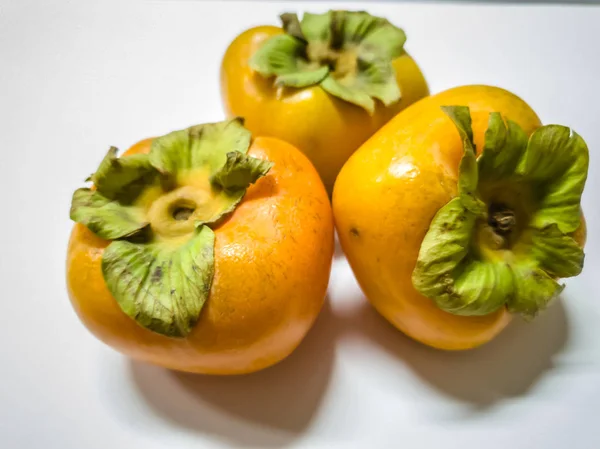 Verse Rijpe Persimmons Geïsoleerd Witte Achtergrond — Stockfoto