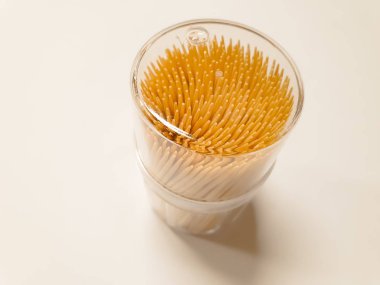 Ahşap. Beyaz arka plan üzerinde kutusunda kürdanlar