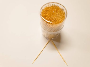 Ahşap. Beyaz arka plan üzerinde kutusunda kürdanlar