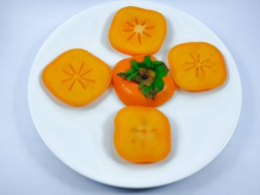 Beyaz arkaplanda yalıtılmış hurma meyvesi