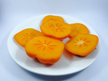 Beyaz arkaplanda yalıtılmış hurma meyvesi