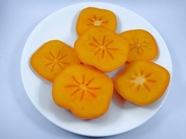 Beyaz arkaplanda yalıtılmış hurma meyvesi