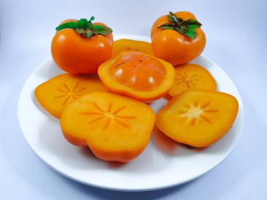 Beyaz arkaplanda yalıtılmış hurma meyvesi