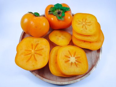 Beyaz arkaplanda yalıtılmış hurma meyvesi