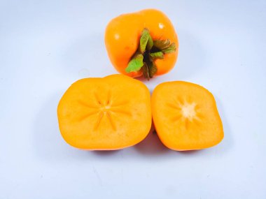 Beyaz arkaplanda yalıtılmış hurma meyvesi