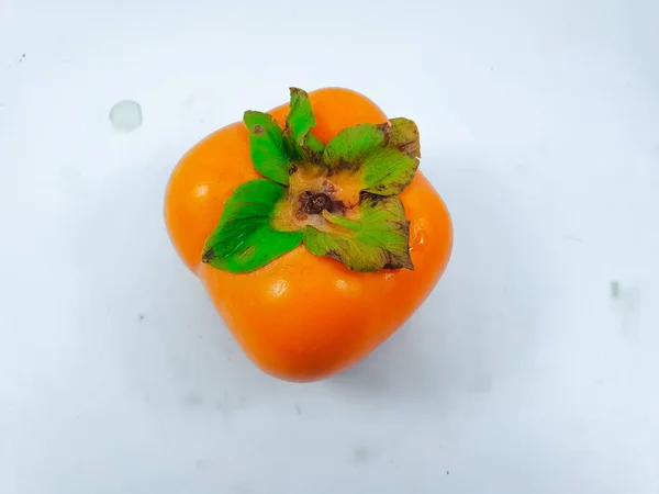 白地に隔離された柿の実 — ストック写真