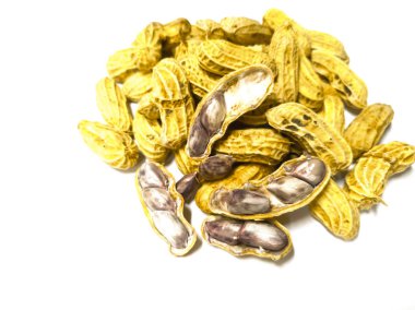 Beyaz arka plan üzerinde izole haşlanmış fıstık