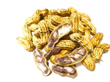 Beyaz arka plan üzerinde izole haşlanmış fıstık