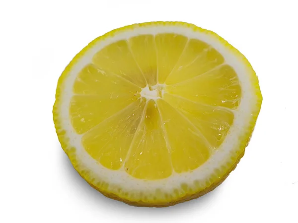 Fatia de limão, isolada sobre um fundo branco — Fotografia de Stock