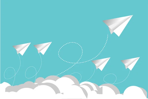 Papierflieger Auf Blauem Himmel Und Wolkenhintergrund Kreative Konzeptidee Von Geschäftlichem lizenzfreie Stockbilder