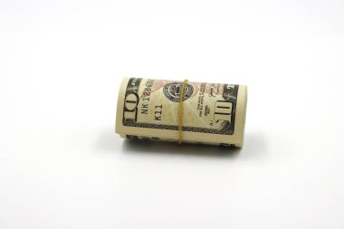 Para için. Beyaz arkaplanda izole edilmiş dolar rulosu.