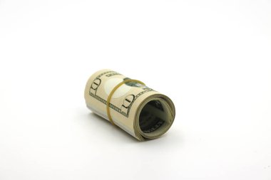 Para için. Beyaz arkaplanda izole edilmiş dolar rulosu.