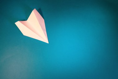 Beyaz, küçük, kağıt uçak.