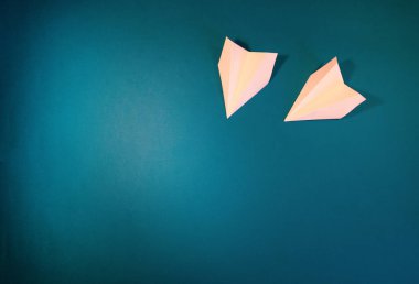 Beyaz, küçük, kağıt uçak.