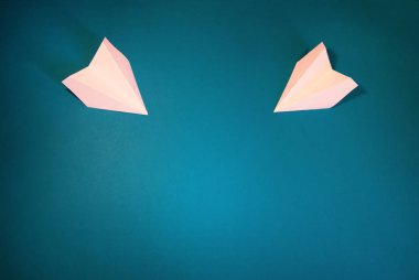 Beyaz, küçük, kağıt uçak.