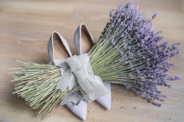 Ramo Lavanda Seca Zapatos Tacón Atados Con Cinta Lino Vista — Foto de Stock