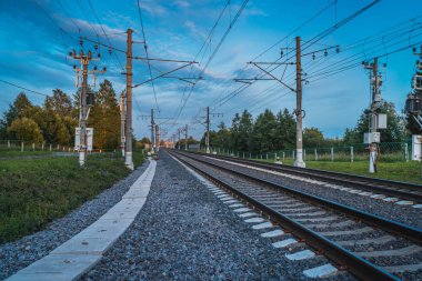 Akşam ları şehirde demiryolu. Seyahat konsepti.