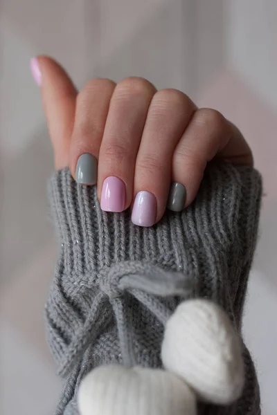 Pastelowy Kolor Manicure Dzianiny Rękaw Brązowy Sweter — Zdjęcie stockowe