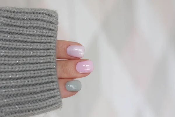 Pastelowy Kolor Manicure Dzianiny Rękaw Brązowy Sweter — Zdjęcie stockowe