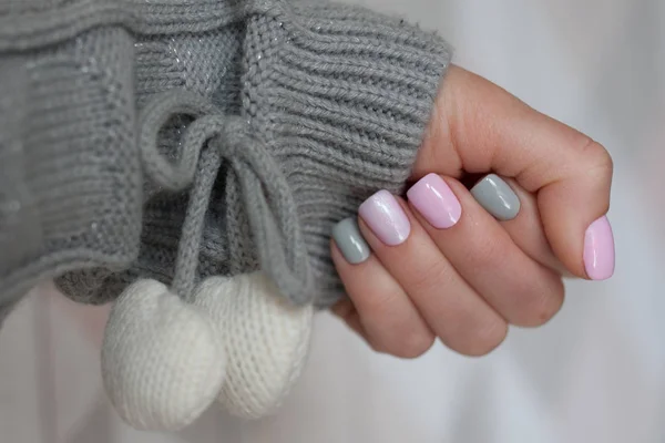 Pastel Color Manicure Knitted Sleeve Brown Sweater — Stock Photo, Image